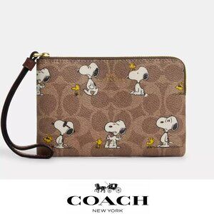🐶❤️ Coach X Peanuts Corner Zip Wristlet In Signature Canvas With Snoopy Print